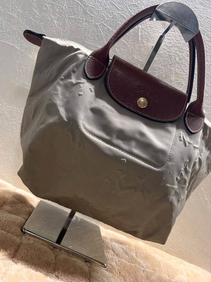 LONG CHAMP (Category: Tote Bags) located in Caloocan City. Submitted by vntgxlocalsph (Listing ID 1469907584, Image 3). Description: ISSUE : KITA SA PIC / 1 LEATHER SCRATCH SA HANDLE / NEED CLEANING.
