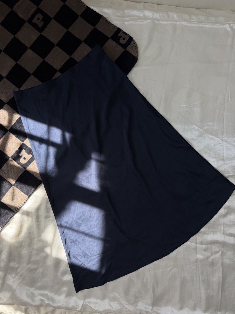 Long navy blue silk skirt (j.crew) (Category: Skirts) located in Bulacan. Submitted by byppishh__ (Listing ID 1469841313, Image 1). Description: J.CREW long navy blue silk skirt Size: Medium Waist: 34-35” Length: 33” Like new Gartered waist HQ na agad for it's brand! US SOURCED — elegant and classy look 🔖490 ONLY for a brand like this 😮‍💨 .