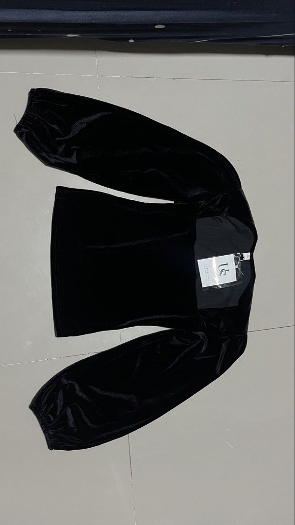 long sleeve velvet square neck top (Category: Longsleeves) located in Manila. Submitted by gentlestone_a220cb (Listing ID 1469873736, Image 1). Description: .