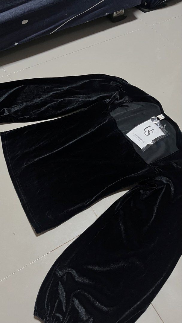 long sleeve velvet square neck top (Category: Longsleeves) located in Manila. Submitted by gentlestone_a220cb (Listing ID 1469873736, Image 2). Description: .