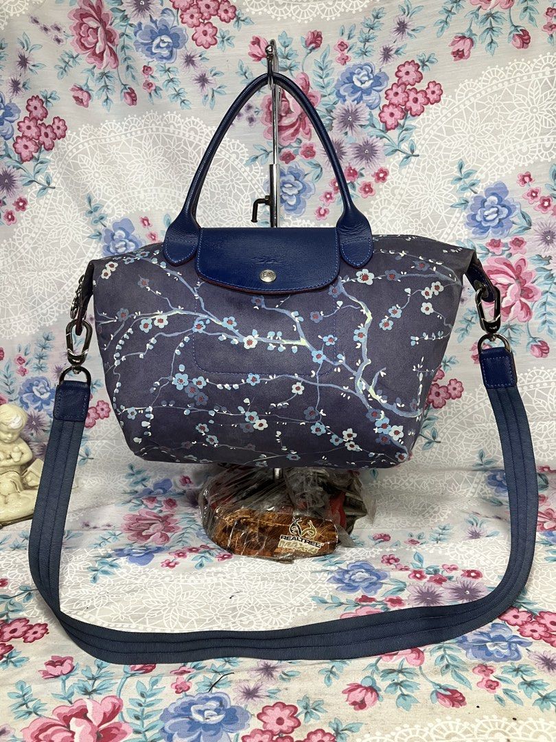 LONGCHAMP LE PILAGE SAKURA NAVY BLUE SHOULDER/HAND BAG (Category: Shoulder Bags) located in General Mariano Alvarez. Submitted by adonid (Listing ID 1469836254, Image 1). Description: LONGCHAMP LE PILAGE SAKURA NAVY BLUE SHOULDER/HAND BAG GOOD CONDITION NORMAL SIGN OD USAGE ONLY .