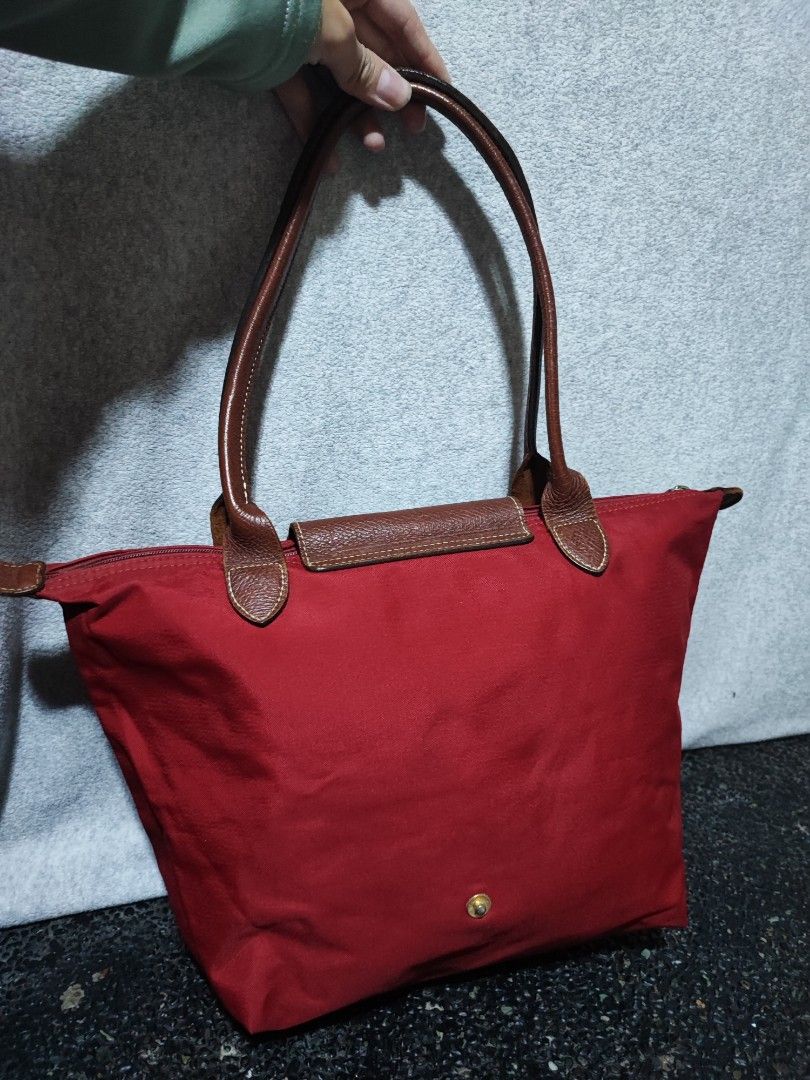 Longchamp Le Pliage Red Tote Bag (Category: Luxury Bags & Wallets) located in Baguio. Submitted by ozara.06 (Listing ID 1469829418, Image 2). Description: Longchamp medium size No damage Missing itiketa 750.