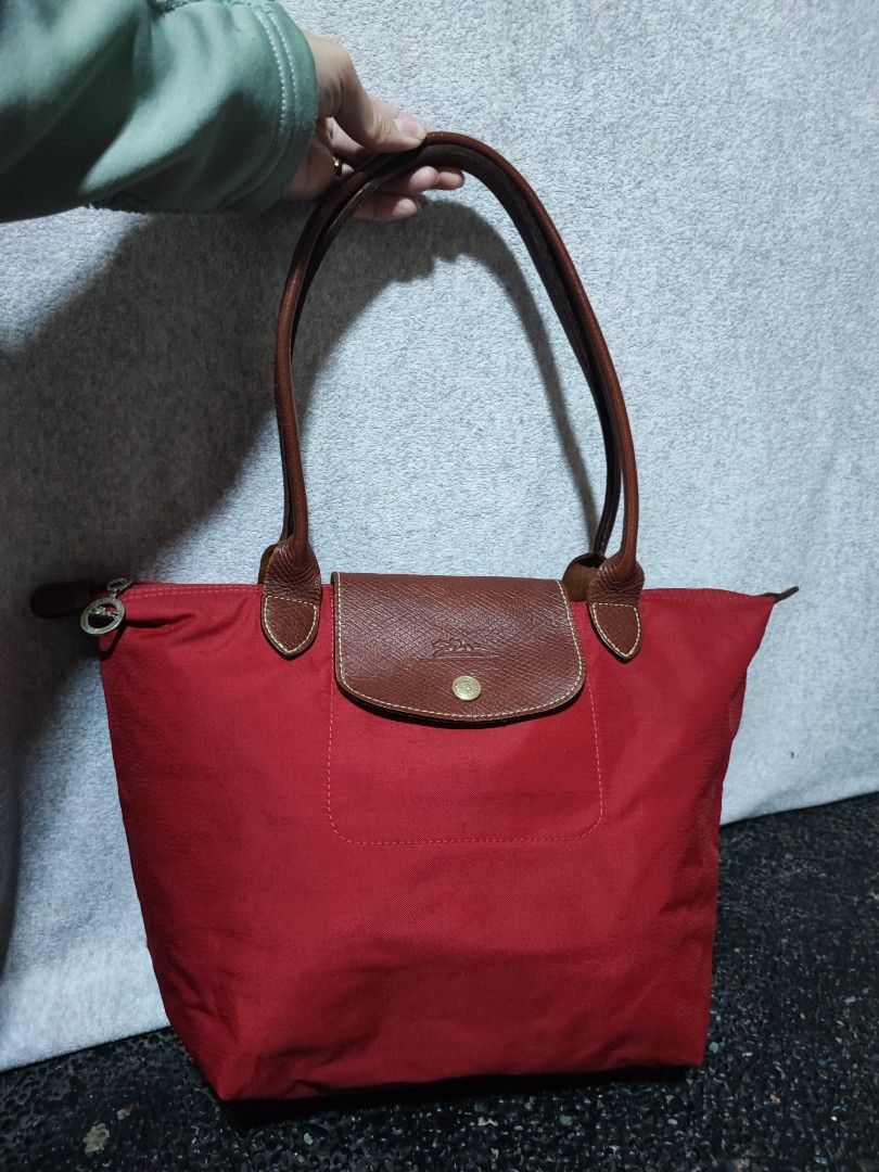 Longchamp Le Pliage Red Tote Bag (Category: Luxury Bags & Wallets) located in Baguio. Submitted by ozara.06 (Listing ID 1469829418, Image 1). Description: Longchamp medium size No damage Missing itiketa 750.