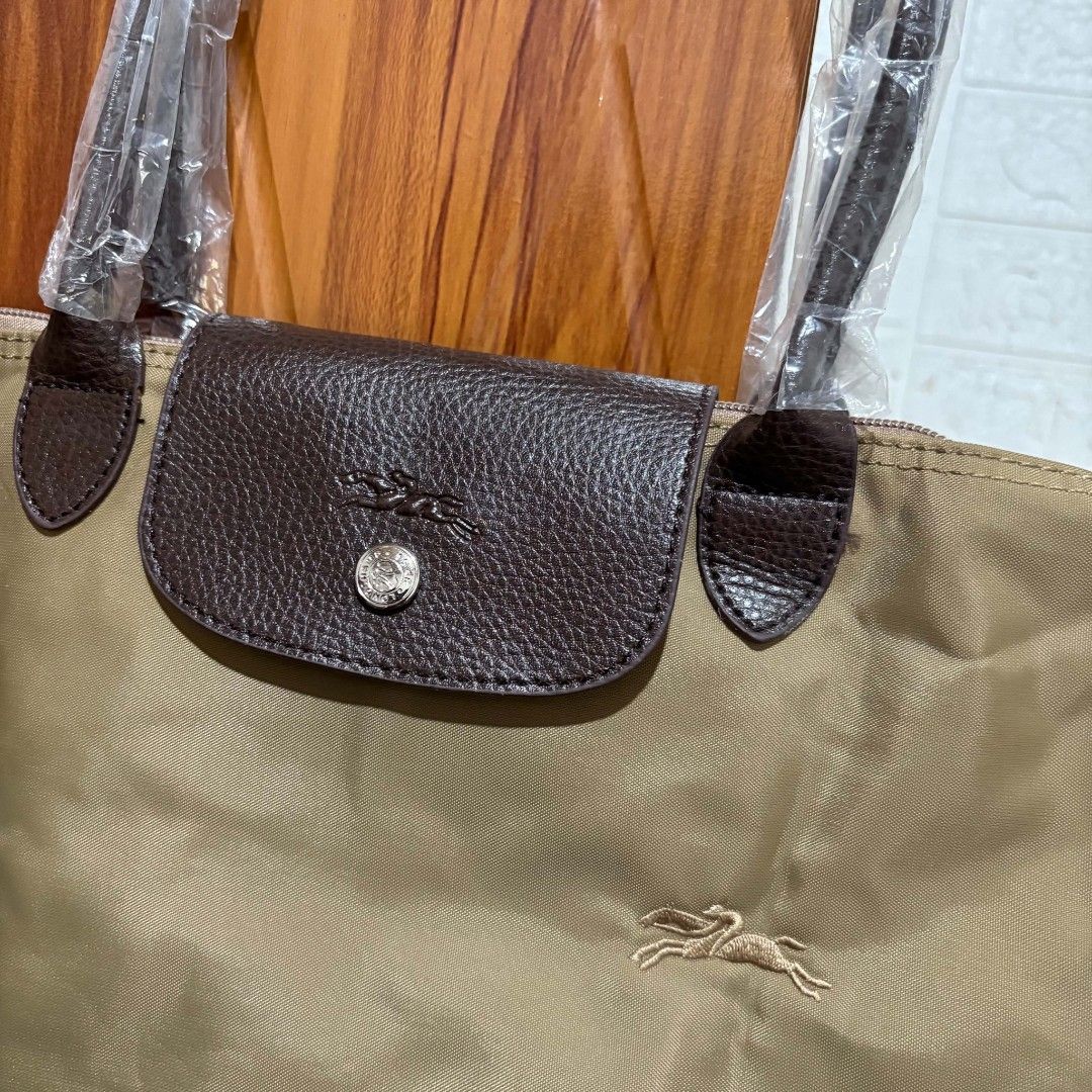 Longchamp tote bag (Category: Tote Bags) located in Carmen. Submitted by aquarius.00 (Listing ID 1469898197, Image 3). Description: as new as is medium.