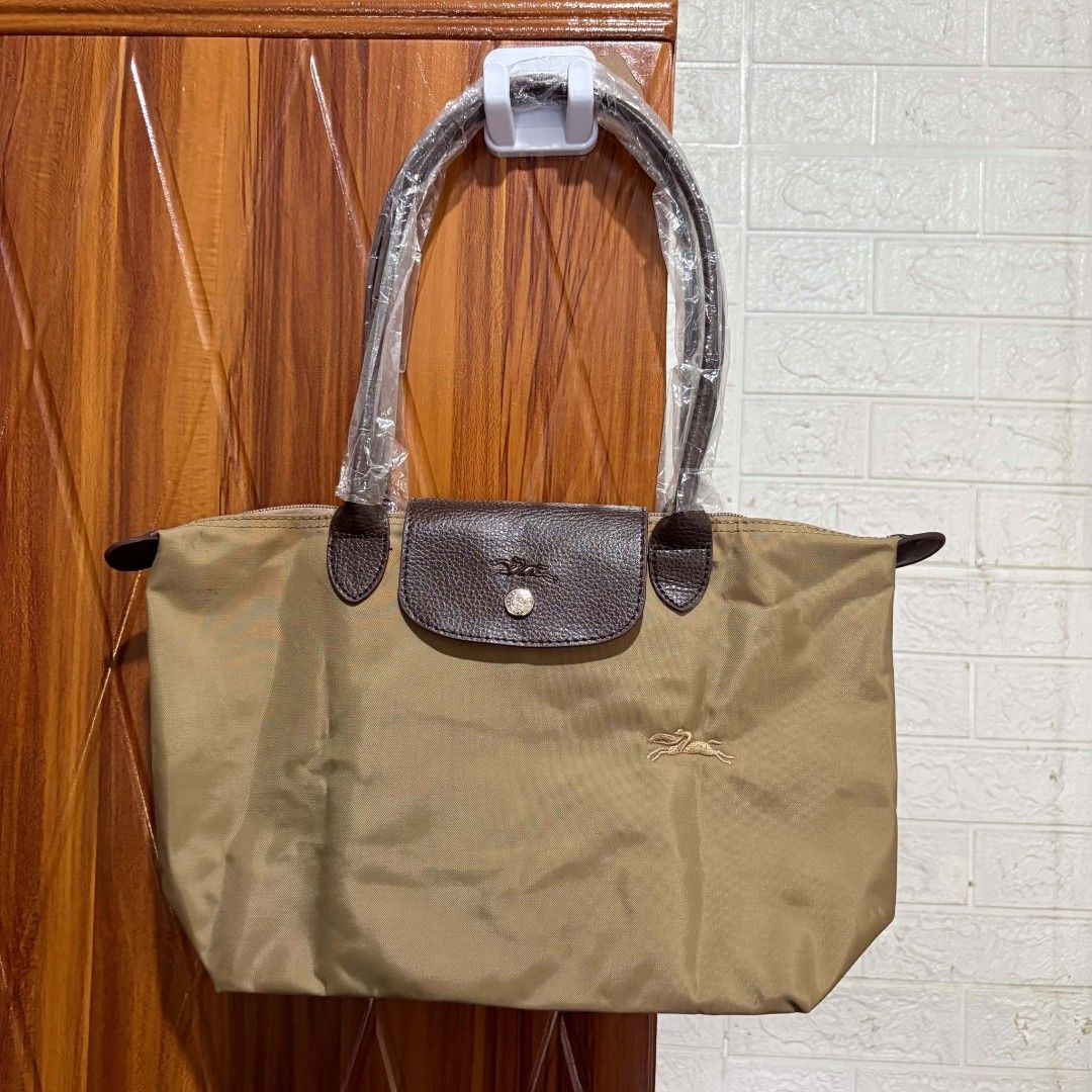 Longchamp tote bag (Category: Tote Bags) located in Carmen. Submitted by aquarius.00 (Listing ID 1469898197, Image 1). Description: as new as is medium.