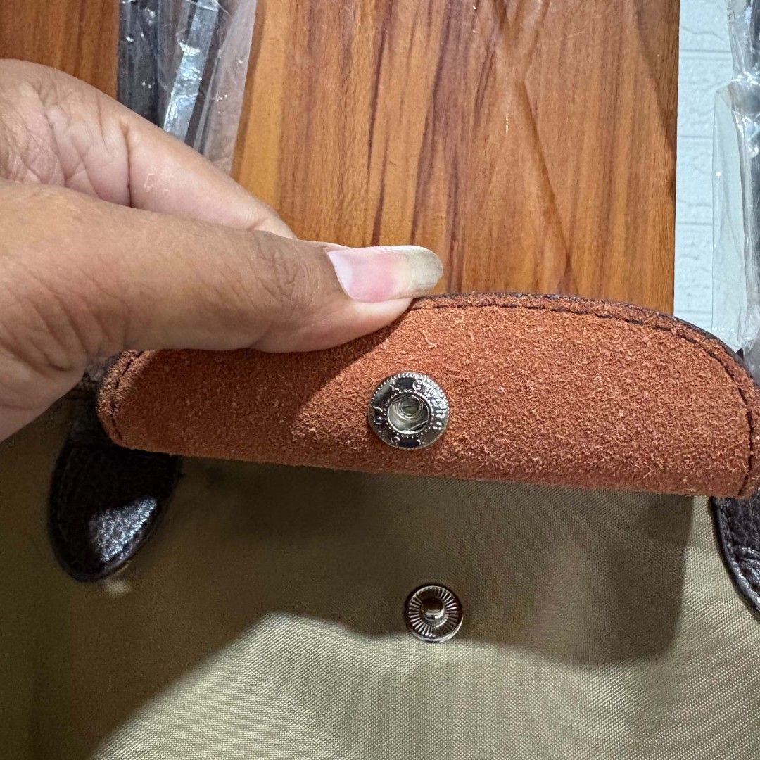 Longchamp tote bag (Category: Tote Bags) located in Carmen. Submitted by aquarius.00 (Listing ID 1469898197, Image 2). Description: as new as is medium.