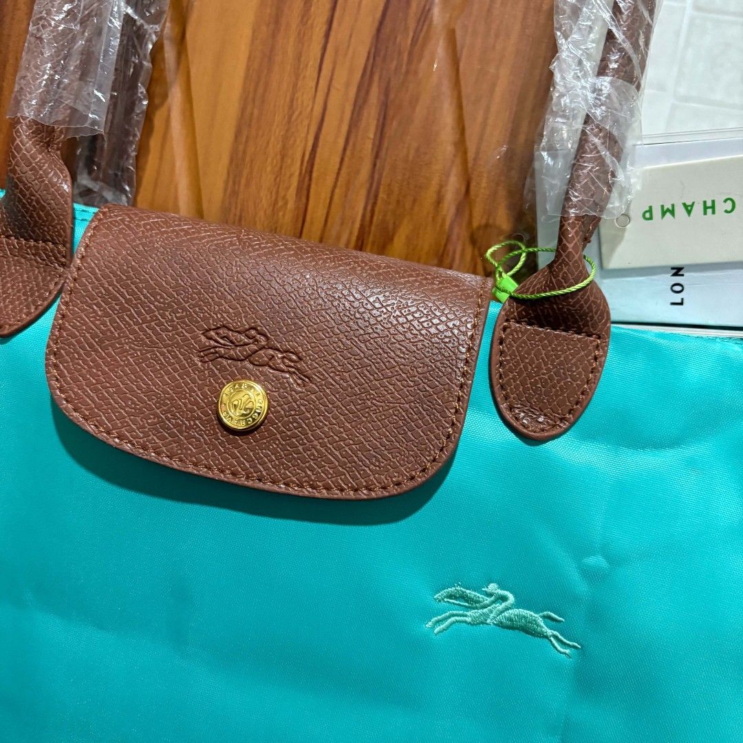 Longchamp tote bag (Category: Tote Bags) located in Carmen. Submitted by aquarius.00 (Listing ID 1469898379, Image 3). Description: az new as is.