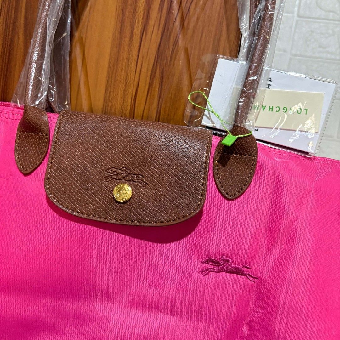 Longchamp tote bag (Category: Tote Bags) located in Carmen. Submitted by aquarius.00 (Listing ID 1469898652, Image 2). Description: as new as is.