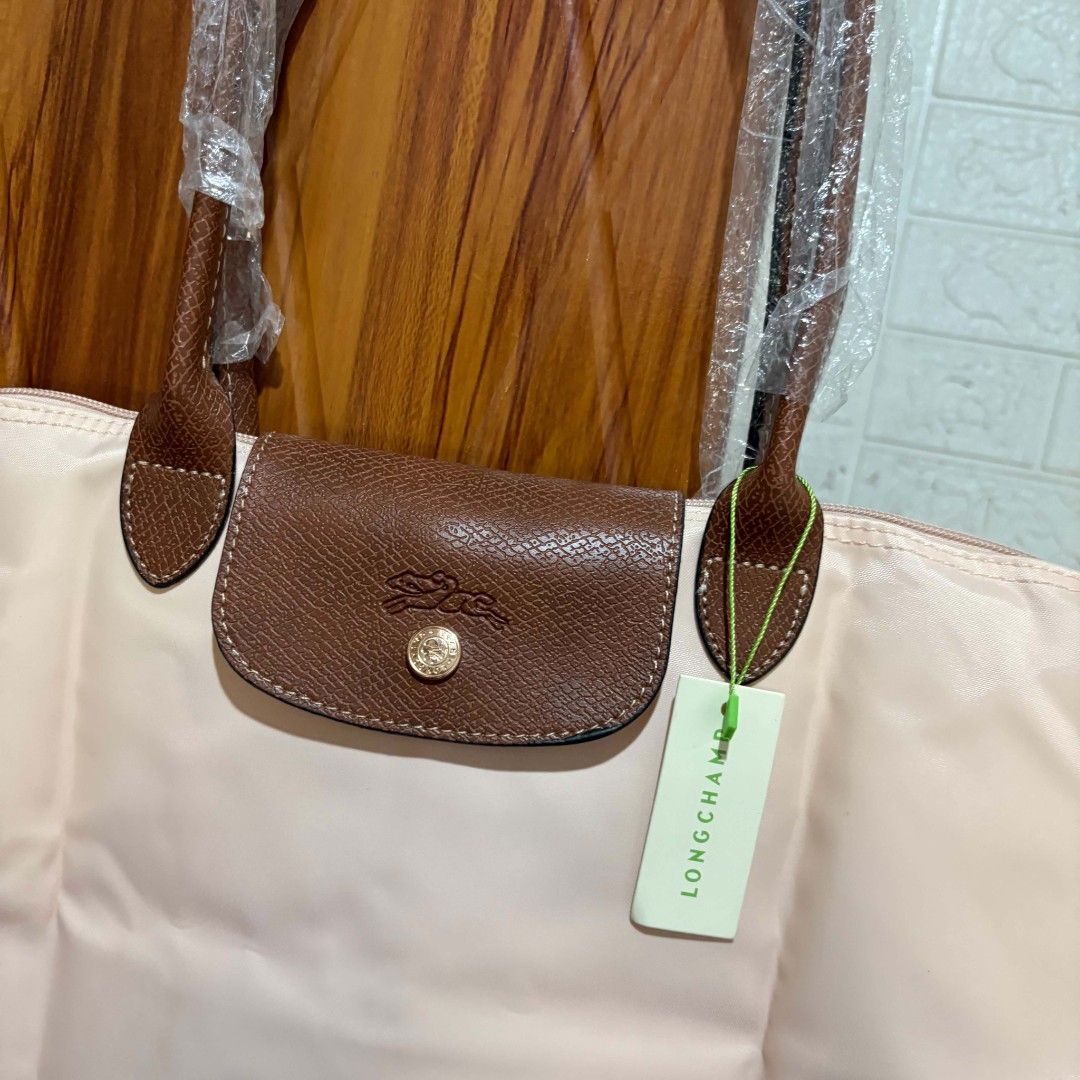 Longchamp tote bag (Category: Tote Bags) located in Carmen. Submitted by aquarius.00 (Listing ID 1469899053, Image 3). Description: as new as is.