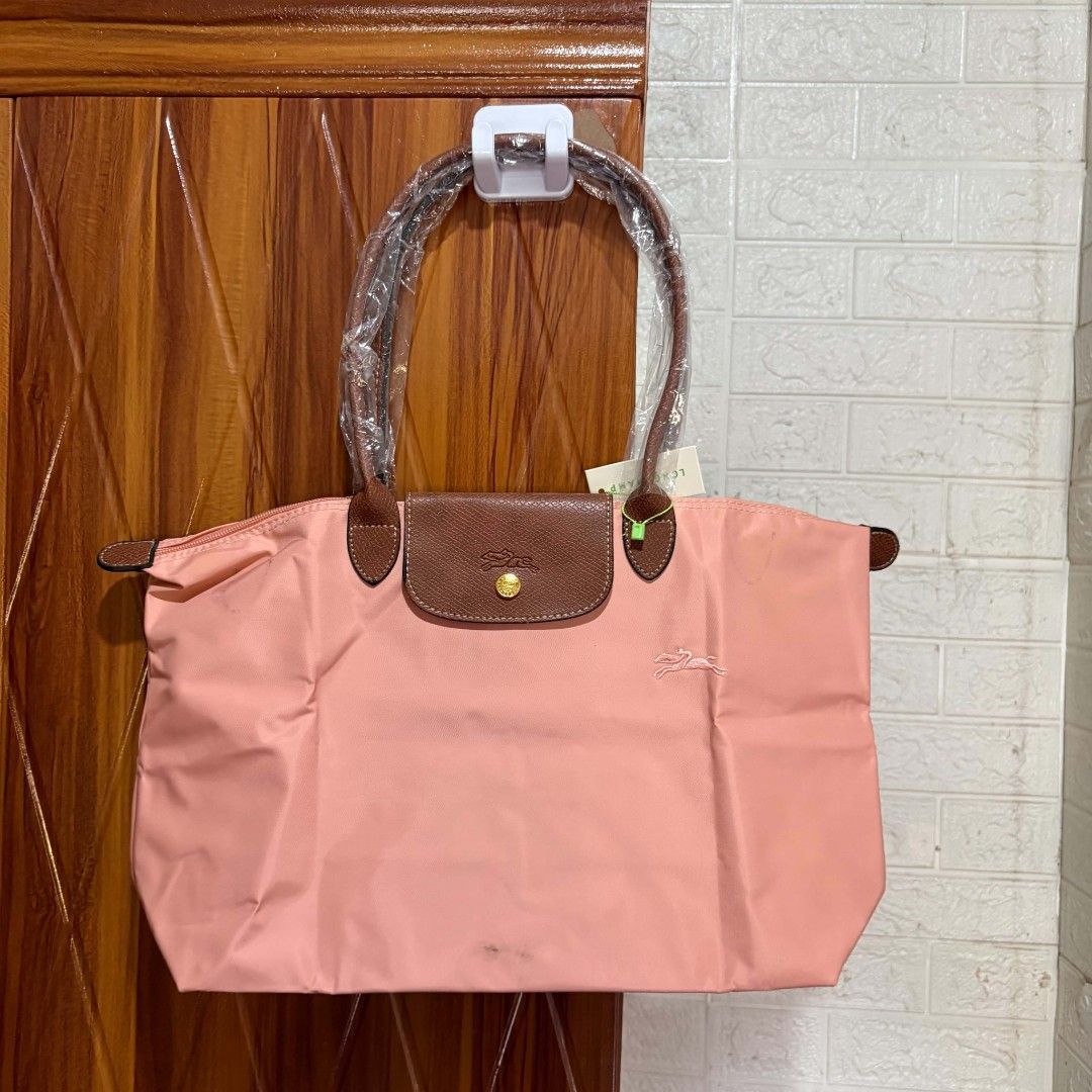 Longchamp tote bag (Category: Tote Bags) located in Carmen. Submitted by aquarius.00 (Listing ID 1469899198, Image 1). Description: as new as is.