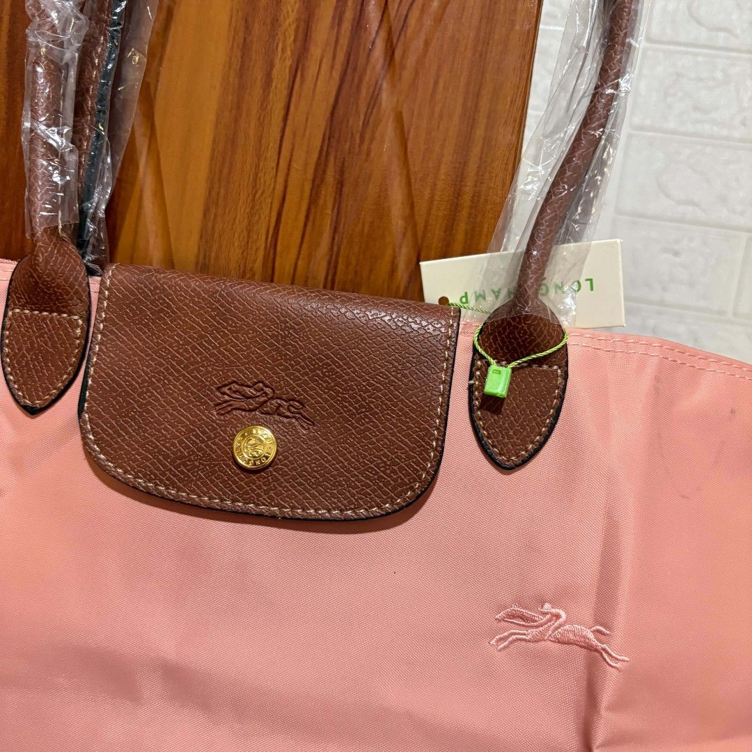 Longchamp tote bag (Category: Tote Bags) located in Carmen. Submitted by aquarius.00 (Listing ID 1469899198, Image 3). Description: as new as is.