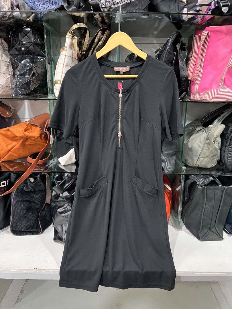 Louis Vuitton Black Zip Front Dress Size L (Category: Dresses) located in Urdaneta. Submitted by jayceegarage (Listing ID 1469903184, Image 1). Description: - Brand: Louis Vuitton - Color: Black - Size: Large (L) - Material: Premium cotton-polyester blend - Design: Half-zip front with gold-toned double zippers, round neckline, structured seams, and two front pockets - Condition: Brand new with tag attached (Red Label #1280) - Perfect for smart-ca