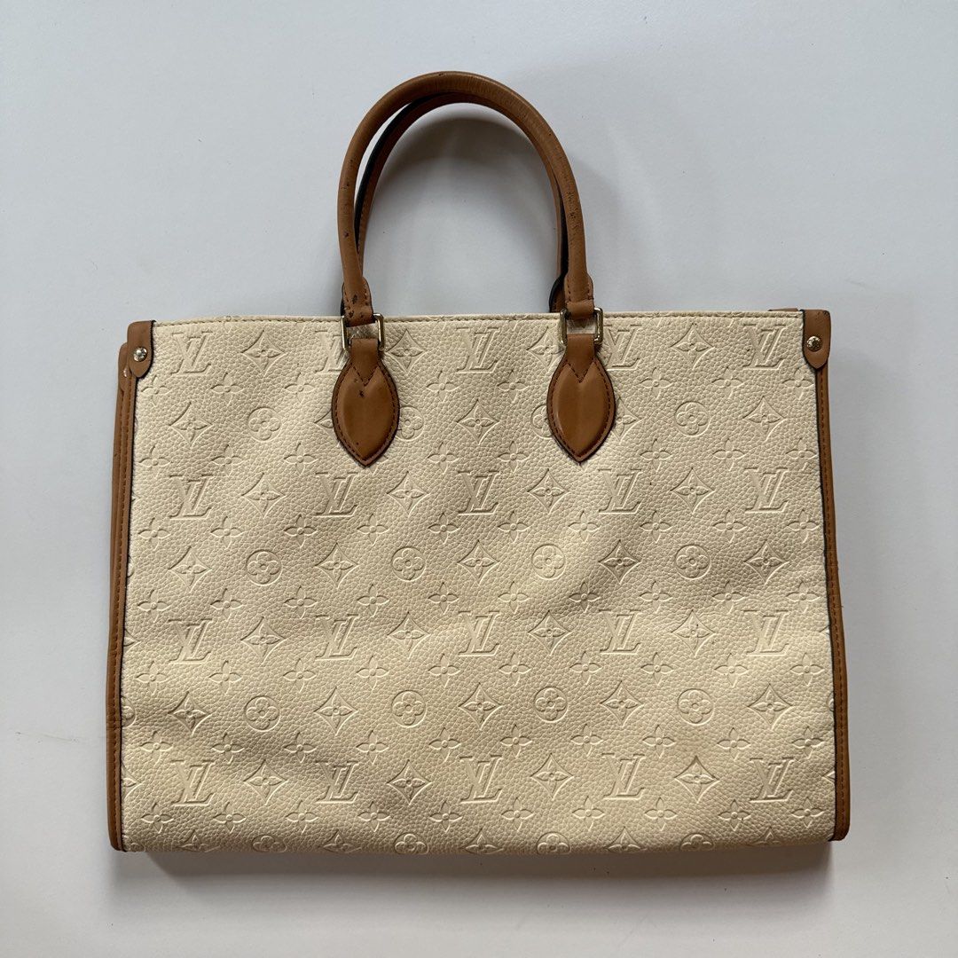 Louis vuitton monogram onthego 2way (Category: Shoulder Bags) located in Cavite. Submitted by kalebfindsluxs (Listing ID 1469898649, Image 1). Description: Louis vuitton monogram onthego 2way Good Sign of usage Check details - 1500 + sf Loc cavite Jnt / lalamove.