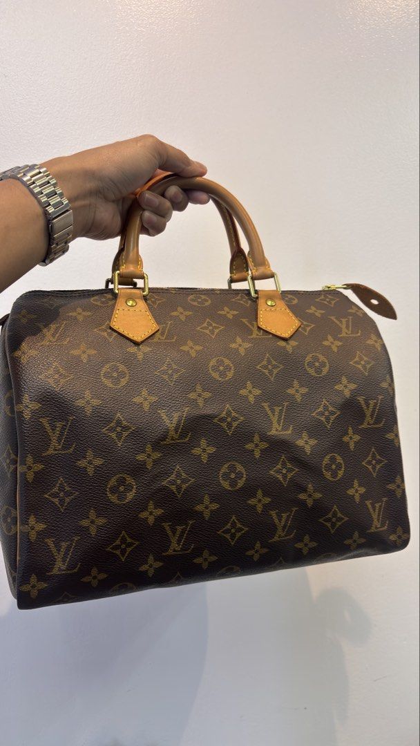 LOUIS VUITTON Speedy 30 monogram canvas bag (Category: Luxury Bags & Wallets) located in Taguig. Submitted by shoppersluxe2394 (Listing ID 1469827392, Image 2). Description: .