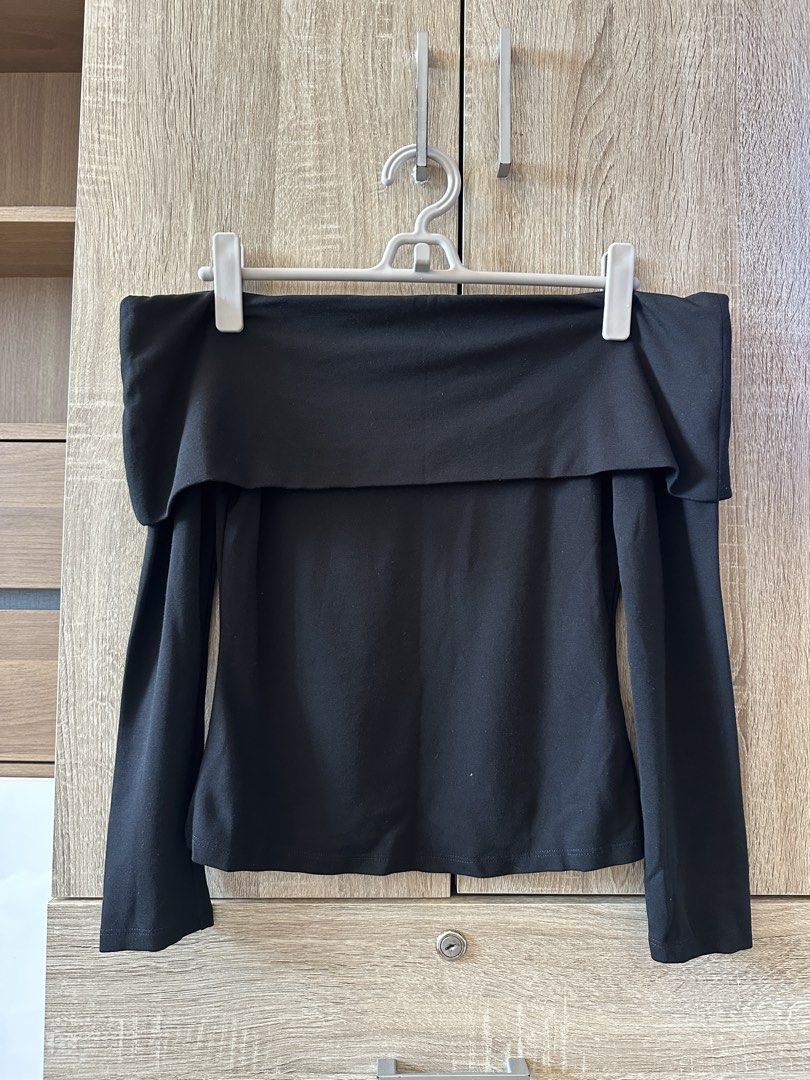 Love Bonito Black Off-Shoulder Top Size S (Category: Blouses) located in Pateros City. Submitted by overandout. (Listing ID 1469814443, Image 2). Description: - Brand: Love Bonito - Style: Black off-shoulder top with long sleeves and a folded collar overlay - Size: UK 8 / US 4 (Small) - Versatility: Easy to match with both trousers and skirts .