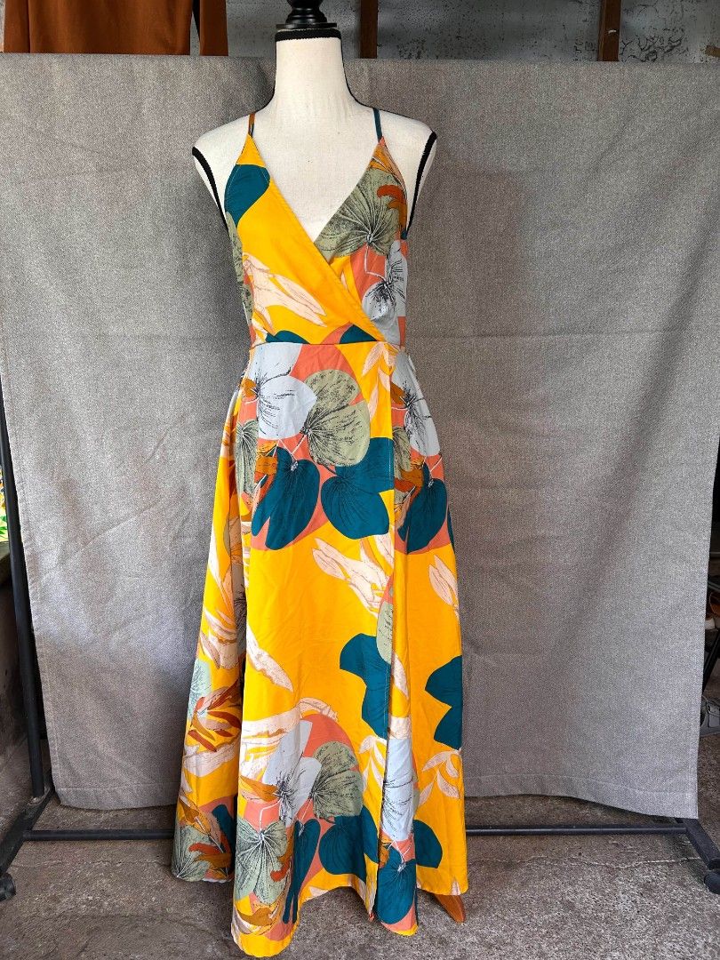 Lovito V neck backless wrap maxi dress (Category: Dresses) located in Alicia. Submitted by glambercena (Listing ID 1469820373, Image 3). Description: size medium, garterized waist. Cotton fab..