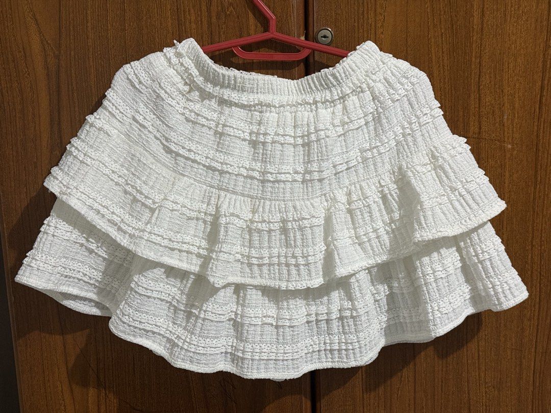 Lovito white skirt (Category: Skirts) located in Adams. Submitted by adrchive (Listing ID 1469887912, Image 2). Description: - tinanggal lang tag - size small.