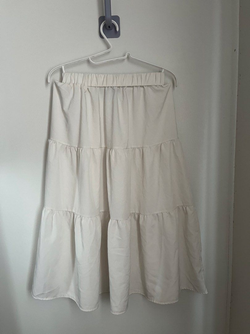 Lovito White Tiered Midi Skirt (Category: Skirts) located in Lapu Lapu. Submitted by alexisdeclutters (Listing ID 1469789052, Image 1). Description: - Brand: Lovito - Color: White - Size: S (EU 34, US 4) - Design: Three-tiered, mid-length skirt - Waistband: Elastic for an easy and comfortable fit - Material: Lightweight fabric with simple pull-on style.