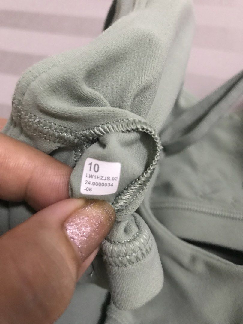 Lululemon Align Tank Top (Category: Activewear) located in Manila. Submitted by freshlemon58885 (Listing ID 1469789635, Image 3). Description: Square Tag 10 Padded No Issue Exellent Condition Color May Vary Far Due to Lighting .