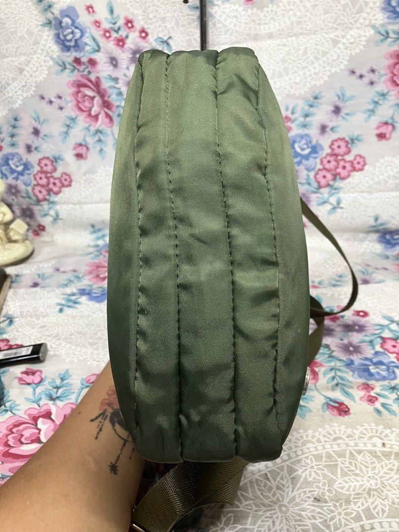 LULULEMON EVERYWHERE CROSSBODY BAG (Category: Cross-body Bags) located in General Mariano Alvarez. Submitted by adonid (Listing ID 1469831289, Image 3). Description: LULULEMON EVERYWHERE CROSSBODY BAG GOOD CONDITION NORMAL SIGN OD USAGE ONLY.