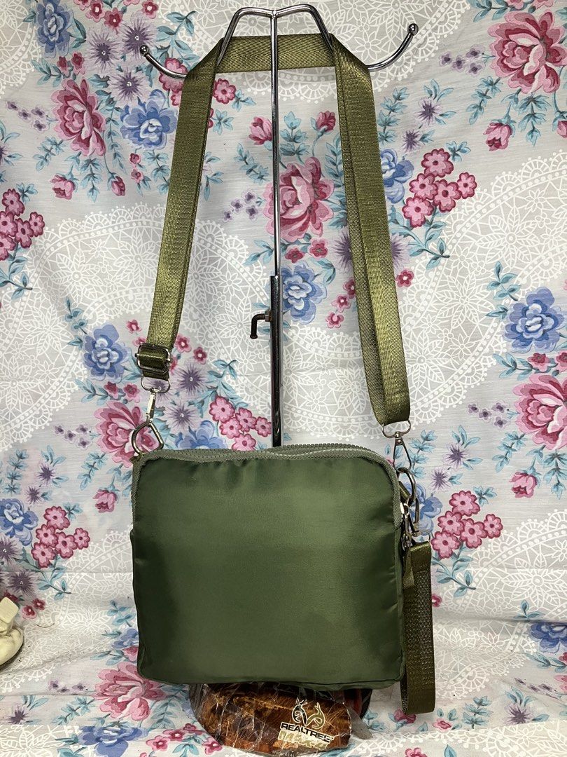 LULULEMON EVERYWHERE CROSSBODY BAG (Category: Cross-body Bags) located in General Mariano Alvarez. Submitted by adonid (Listing ID 1469831289, Image 2). Description: LULULEMON EVERYWHERE CROSSBODY BAG GOOD CONDITION NORMAL SIGN OD USAGE ONLY.