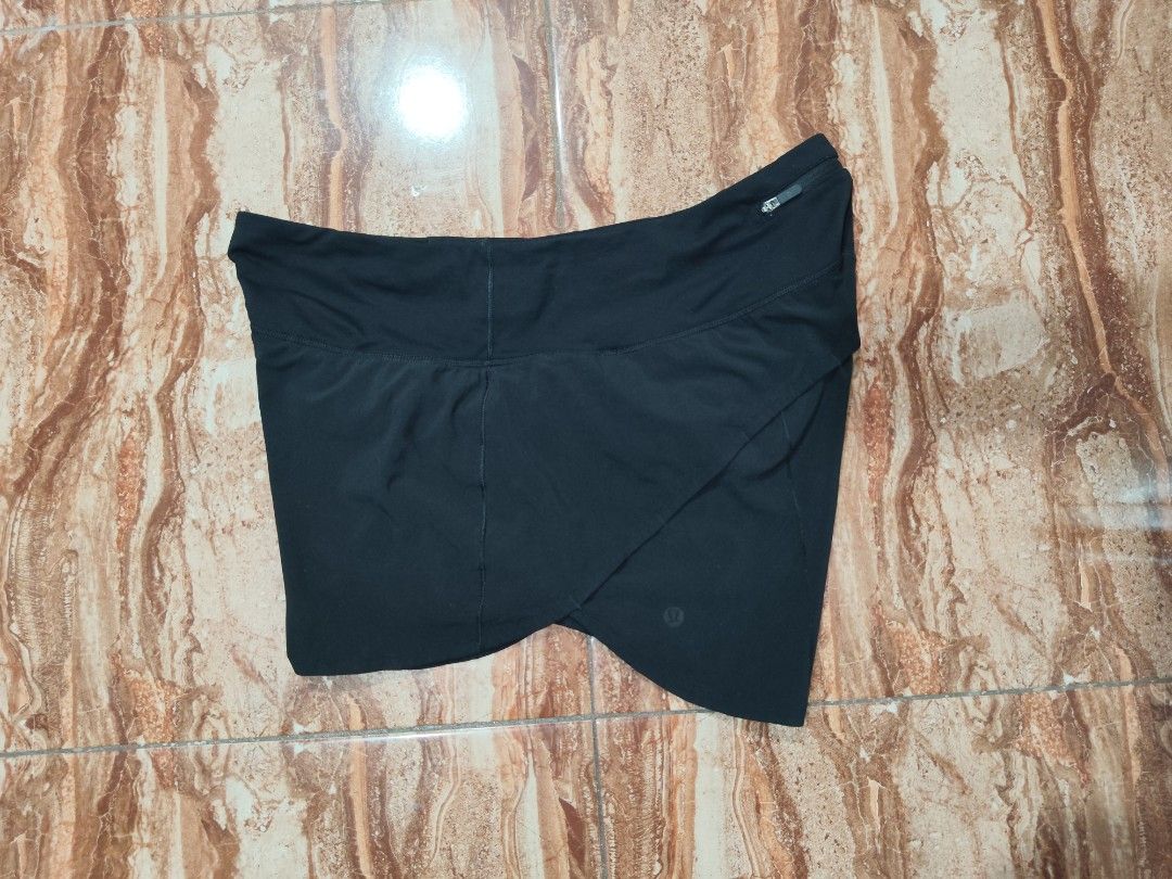 Lululemon Short (Category: Activewear) located in General Santos City (Dadiangas). Submitted by alfredanth42291 (Listing ID 1469806937, Image 1). Description: LULULEMON SHORT black dot size 10 women L-XL W: 32-41 L: 11 -1 back zip pocket -2 front waisline pockets -w/ drawstring -w/ inner brief -quickdr✓excellent condition 265 #sports #gym #running #pickleball.