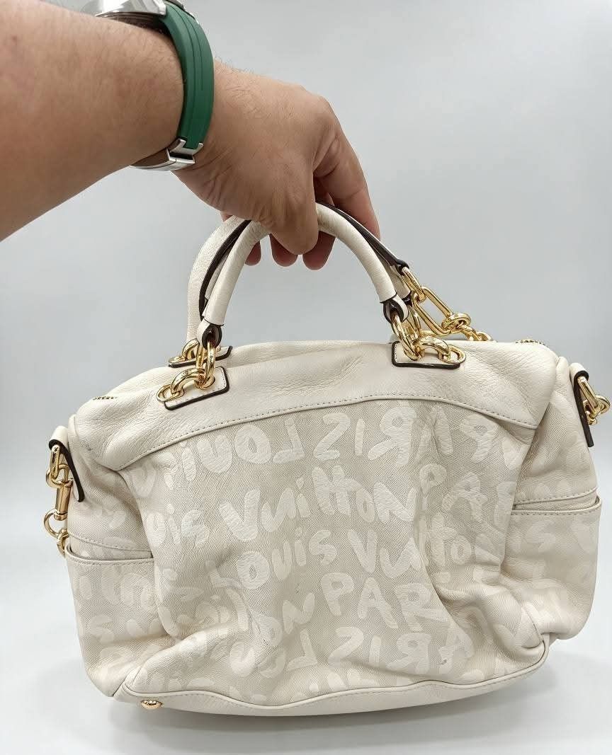 Lv bag (Category: Cross-body Bags) located in Iloilo. Submitted by khonz (Listing ID 1469774595, Image 1). Description: no flaw.