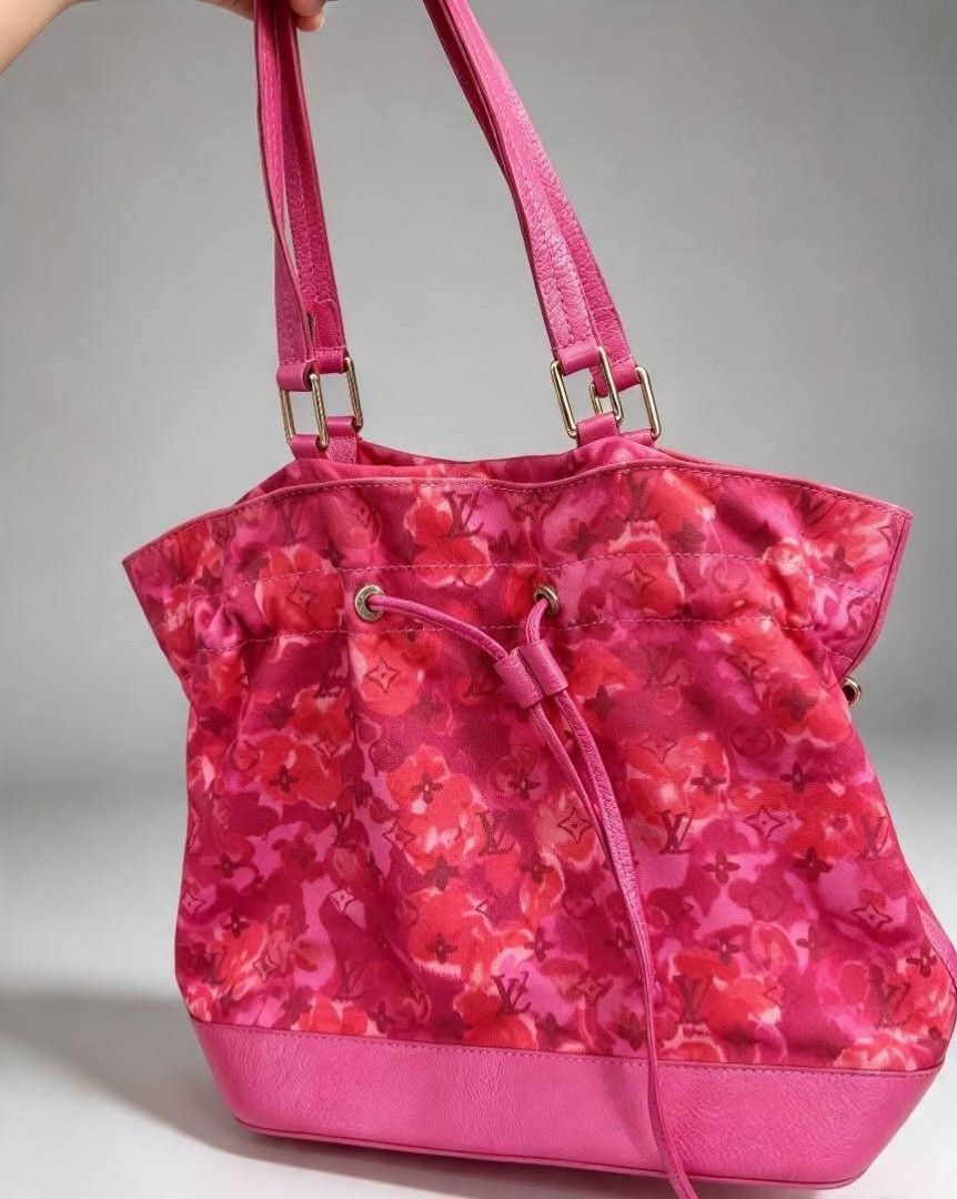 Lv canvas tote bag (Category: Shoulder Bags) located in Iloilo. Submitted by khonz (Listing ID 1469774116, Image 1). Description: no flaw.