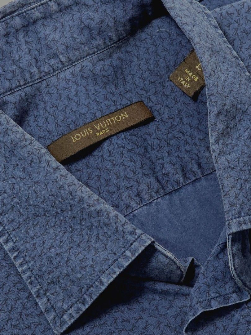 LV monogram Short-sleeve button down (Category: Tshirts & Polo Shirts ) located in Pasay City. Submitted by seventhrift.26 (Listing ID 1469761409, Image 3). Description: ​💰 Price: ₱ Open for reasonable price offer. ​📌 Note: Selling as off|legit item. Selling as-is ​🔹 Size: Large (L) on tag 🔹 Color: Navy Blue with all-over monogram pattern 🔹 Material: 100% Cotton 🔹 Condition: Pre-loved / Minimal wear. Clean condition. 🔹Chat for size deets a