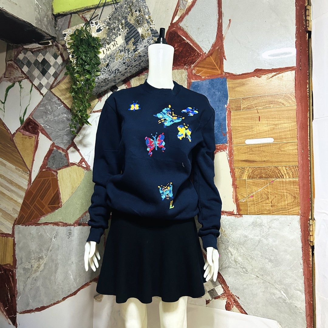 LV sweater (Category: Luxury Apparel) located in Baguio. Submitted by kckc_luxury (Listing ID 1469915353, Image 1). Description: 🌸 TINY PINK SPOTS ARE LENS DAMAGE, NOT CLOTH STAINS ————————— ❗️KINDLY READ BEFORE MAKING AN OFFER❗️ LISTING DETAILS size:M width x length (inches):22x26 condition: EXCELLENT --- MOP: Gcash / BPI MOD: J&T / JRS LOCATION: Baguio City --- NOTE: • Manage your expectations • Photos did not go under any edit but colors may 