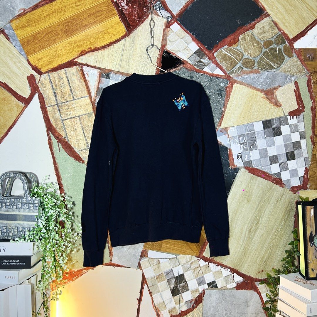 LV sweater (Category: Luxury Apparel) located in Baguio. Submitted by kckc_luxury (Listing ID 1469915353, Image 3). Description: 🌸 TINY PINK SPOTS ARE LENS DAMAGE, NOT CLOTH STAINS ————————— ❗️KINDLY READ BEFORE MAKING AN OFFER❗️ LISTING DETAILS size:M width x length (inches):22x26 condition: EXCELLENT --- MOP: Gcash / BPI MOD: J&T / JRS LOCATION: Baguio City --- NOTE: • Manage your expectations • Photos did not go under any edit but colors may 