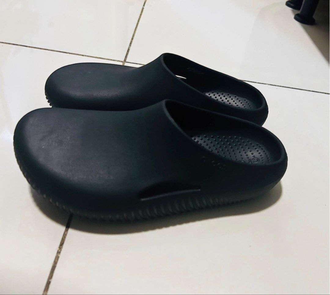 M6/W8 Crocs Mellow Recovery Clog Black (Category: Slippers & Slides) located in San Pablo. Submitted by kuayla (Listing ID 1469939805, Image 3). Description: Crocs Mellow Recovery Clogs Solid Black M6/W8 -Loc San Mateo -Lalamove.