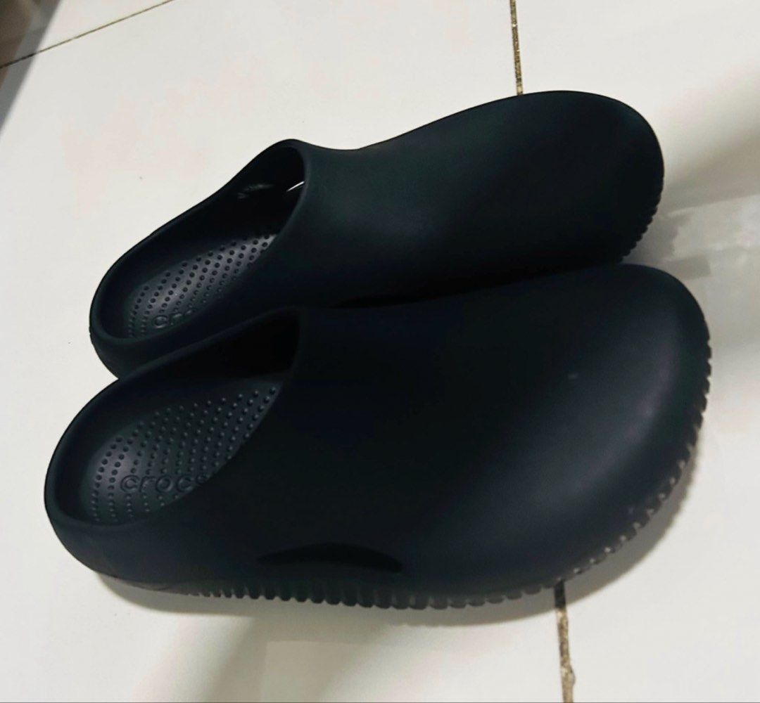 M6/W8 Crocs Mellow Recovery Clog Black (Category: Slippers & Slides) located in San Pablo. Submitted by kuayla (Listing ID 1469939805, Image 2). Description: Crocs Mellow Recovery Clogs Solid Black M6/W8 -Loc San Mateo -Lalamove.