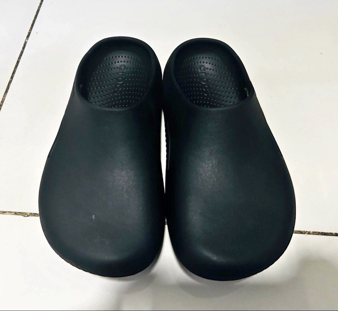M6/W8 Crocs Mellow Recovery Clog Black (Category: Slippers & Slides) located in San Pablo. Submitted by kuayla (Listing ID 1469939805, Image 1). Description: Crocs Mellow Recovery Clogs Solid Black M6/W8 -Loc San Mateo -Lalamove.