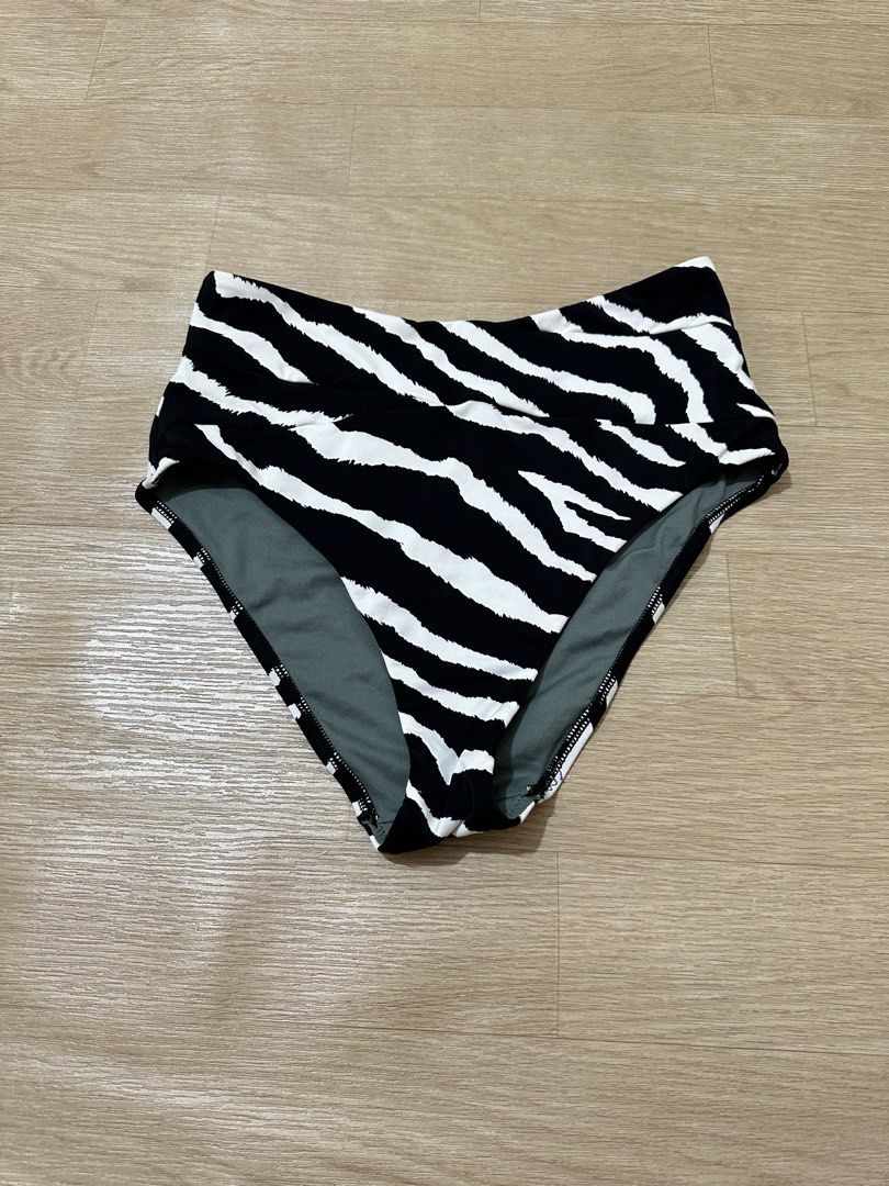 (M) MILEA Highwaisted Bikini Bottom / Swim Bottom (Category: Bikinis & Swimsuits) located in Manila. Submitted by sunnyfloshop (Listing ID 1469919201, Image 2). Description: Brandnew 🍃Medium 🍃Highwaist 🍃Lined.