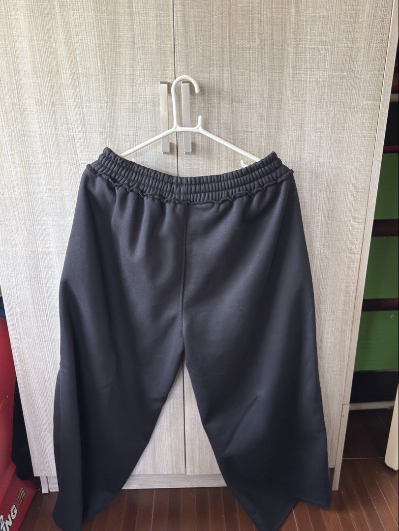 Made in Mnl Black Sweatpants (Category: Joggers) located in Santa Rosa. Submitted by ylikescars (Listing ID 1469821131, Image 2). Description: For Sale! MadeInMNL Sweatpants Size 2XL RFS: Wrong size Slighty negotiable Meetup: Nuvali / DLSU Taft Pwede rin shipping through buyer’s expense .