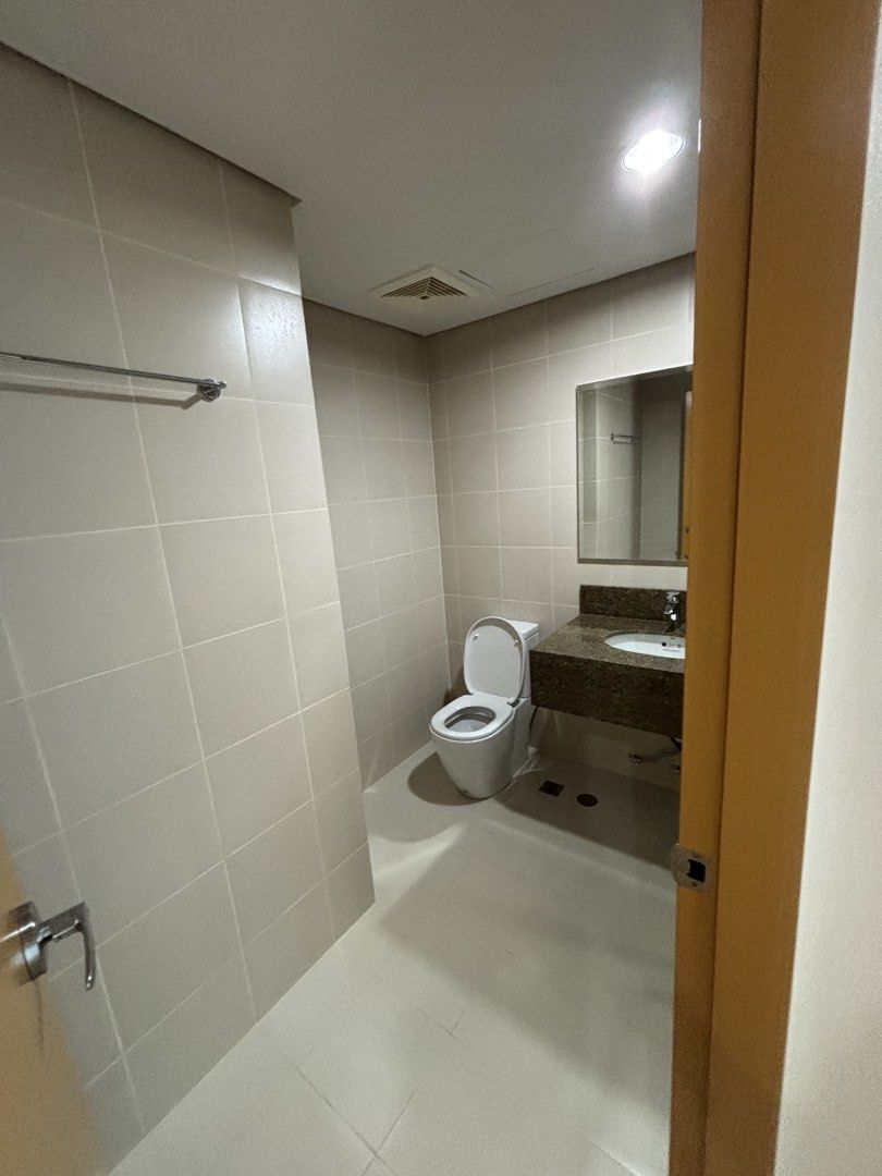 Madison Park West 3 Bedroom (Category: Apartments & Condos) located in Makati City. Submitted by denoy40 (Listing ID 1469765612, Image 3). Description: Rush Sale 3BR Corner Unit with 1 Parking | Madison Park West, BGC (₱30M Negotiable) Property Overview: An exceptional high-floor corner residence situated within Madison Park West at Grand Central Park, North BGC. Designed for urban professionals and families who value walk-to-work convenience, se