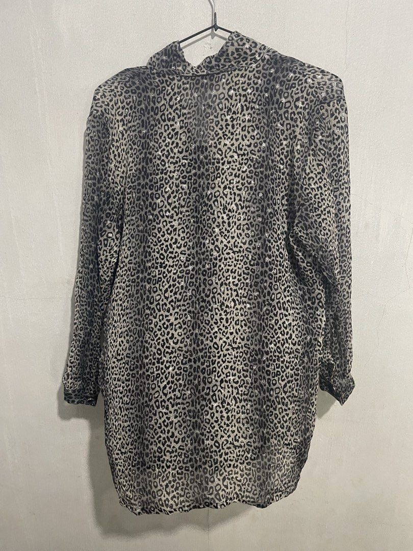Mahtari leopard silk top (Category: Blouses) located in Davao. Submitted by mj_designervintagecurator (Listing ID 1469769776, Image 2). Description: 📌In good condition 📌shoulder 16- bust 40- armpit 20 - length 27 inches.