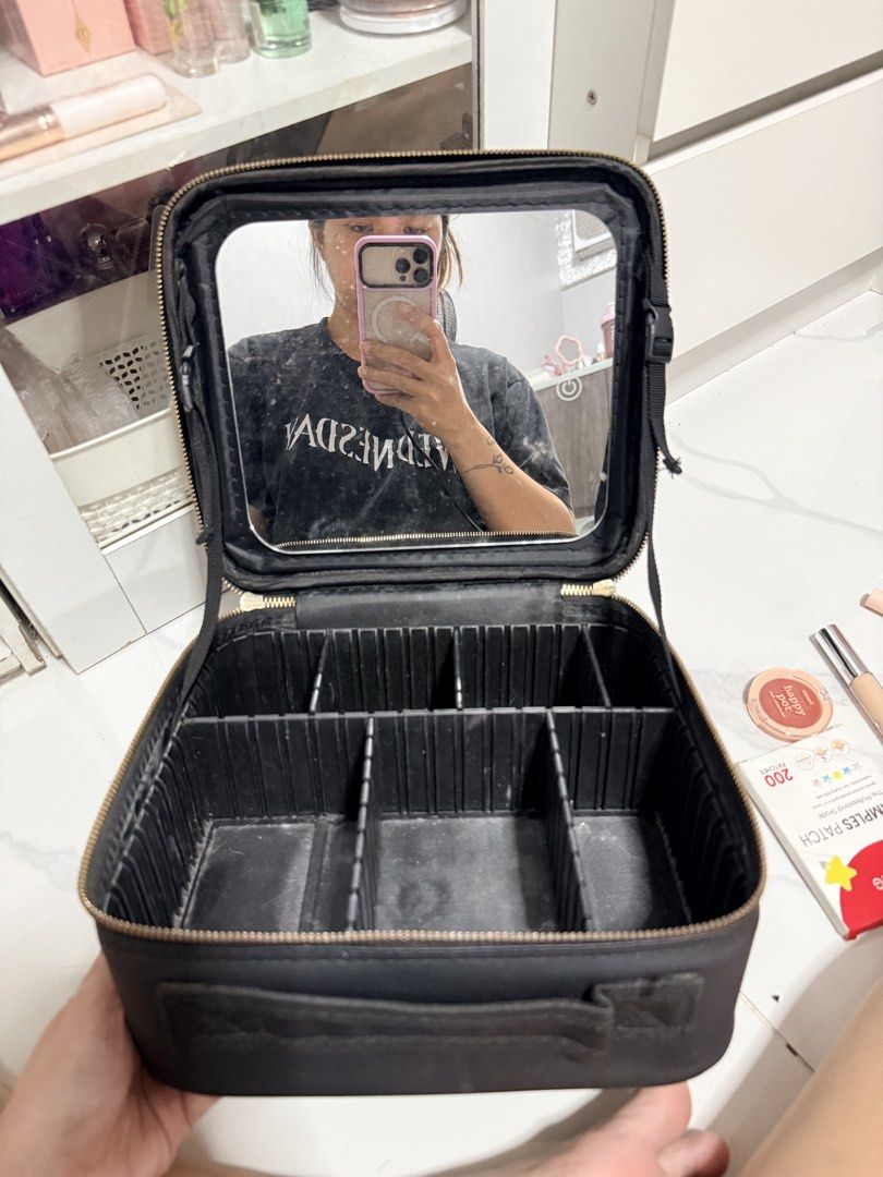 Make up bag (Category: Accessory Holder, Box & Organizers) located in Bacoor. Submitted by jandeeee (Listing ID 1469760429, Image 1). Description: Mirror light not working anymore.
