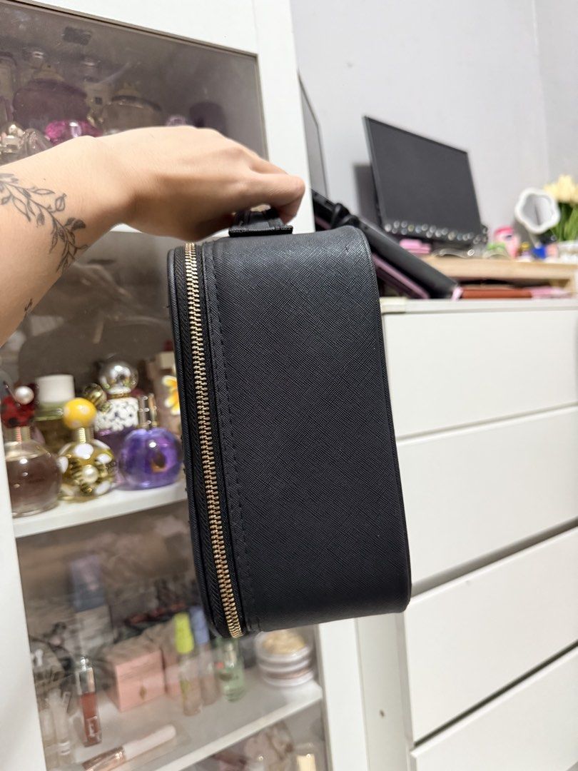 Make up bag (Category: Accessory Holder, Box & Organizers) located in Bacoor. Submitted by jandeeee (Listing ID 1469760429, Image 3). Description: Mirror light not working anymore.