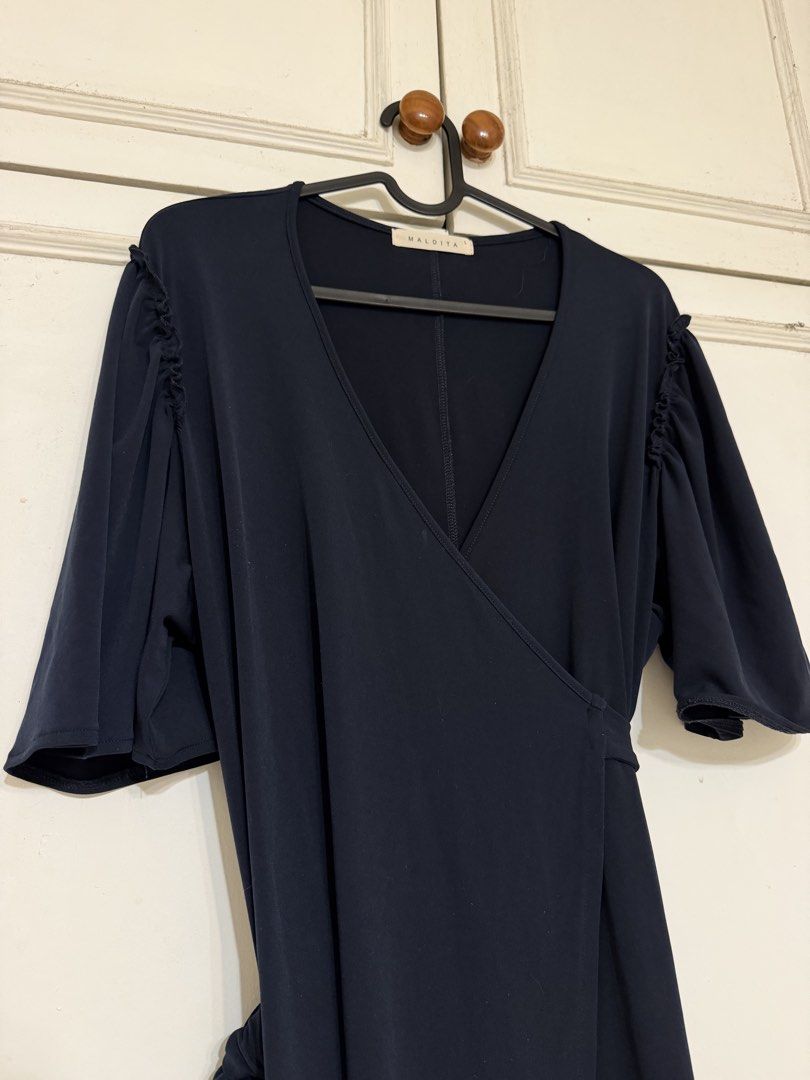 Maldita Wrap On Dress (Category: Evening dresses & gowns) located in Rizal. Submitted by rianaht (Listing ID 1469931995, Image 2). Description: - Brand: Maldita - Style: Wrap-on dress / Evening dress - Size: L on tag but can fit up to XL - Color: Dark Navy Blue - Features: Flattering V-neckline, gathered sleeve details, adjustable wrap tie - Condition: Excellent, well-maintained - Perfect for: Parties, dinners, and formal gatherings 🌸 RFS: Declu