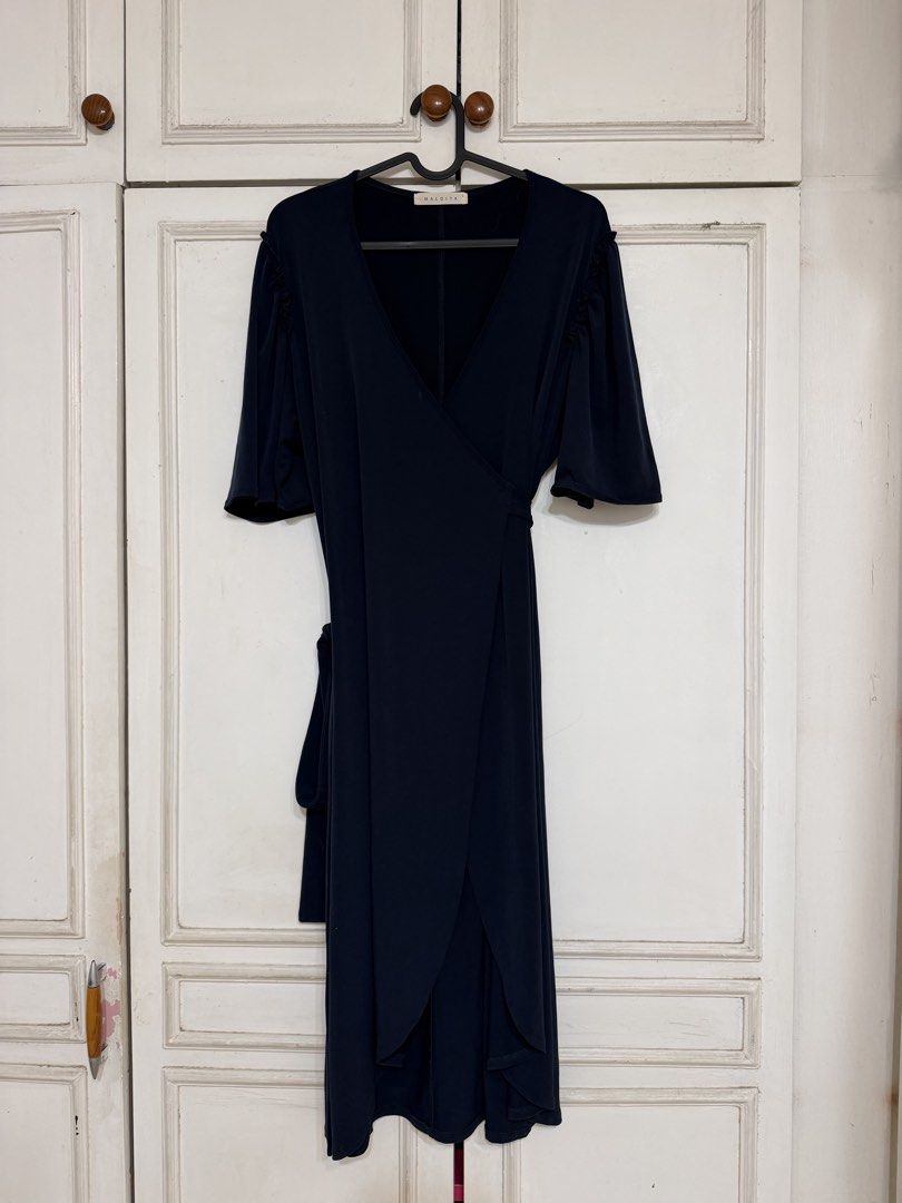 Maldita Wrap On Dress (Category: Evening dresses & gowns) located in Rizal. Submitted by rianaht (Listing ID 1469931995, Image 1). Description: - Brand: Maldita - Style: Wrap-on dress / Evening dress - Size: L on tag but can fit up to XL - Color: Dark Navy Blue - Features: Flattering V-neckline, gathered sleeve details, adjustable wrap tie - Condition: Excellent, well-maintained - Perfect for: Parties, dinners, and formal gatherings 🌸 RFS: Declu