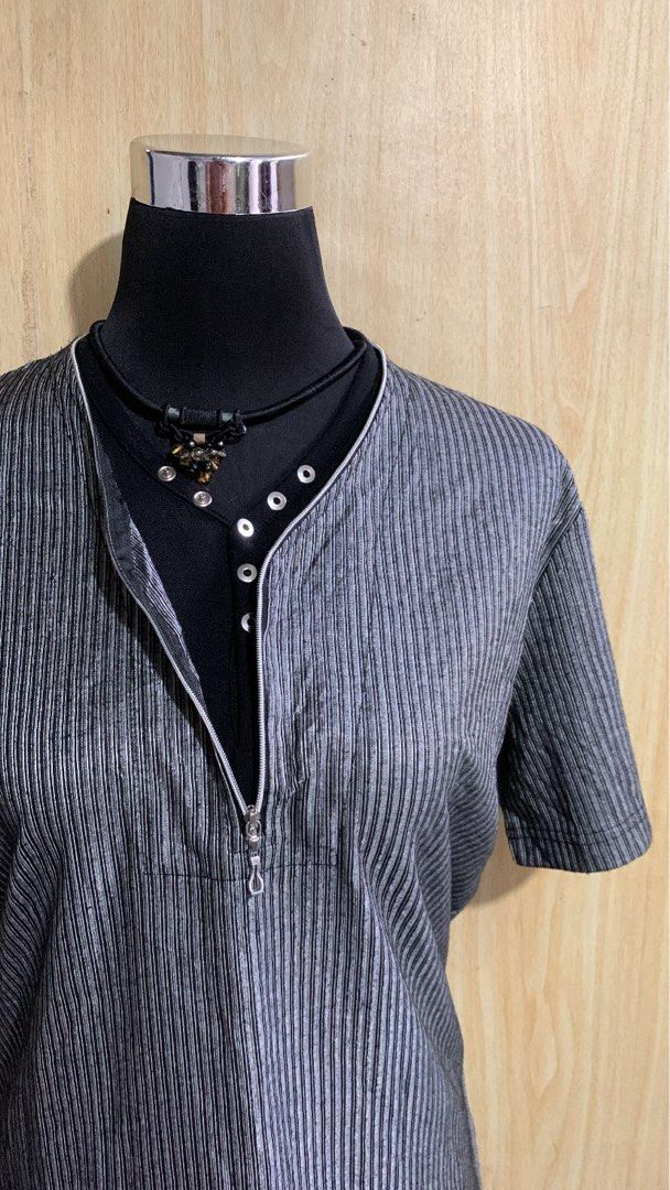Male&co. Layered shirt (Category: Tshirts & Polo Shirts ) located in Aloran. Submitted by cowskin_927 (Listing ID 1469900874, Image 2). Description: Male&co. Size medium No flaws 21 x 27.