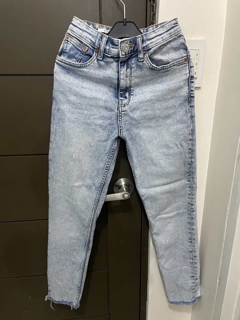 MANGO denim jeans (Category: Jeans) located in Manila. Submitted by bbiwan (Listing ID 1469935499, Image 1). Description: fits s-m.