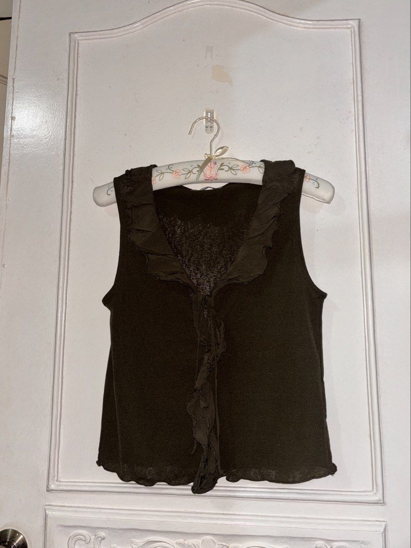 mango ruffled v neck top (Category: Sleeveless) located in Angeles City. Submitted by thriftchic_ (Listing ID 1469832399, Image 2). Description: ♡ no issue! ♡ gandaaaaa😍 Note: ♡ item is in good condition ♡ color may appear brighter or darker due to lighting ♡ please manage expectation as there may be minimal flaws unnoticed by the seller ♡ MOP: Gcash ♡ Payment first basis ♡ J&T🚚 .