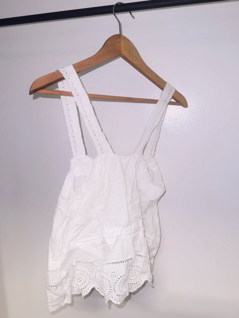 Mango White Top (Category: Blouses) located in Quezon City. Submitted by coolmomma (Listing ID 1469864800, Image 3). Description: Good condition but has minimal flaw barely noticable see last photo length 23 in. from shoulder fits small to medium.