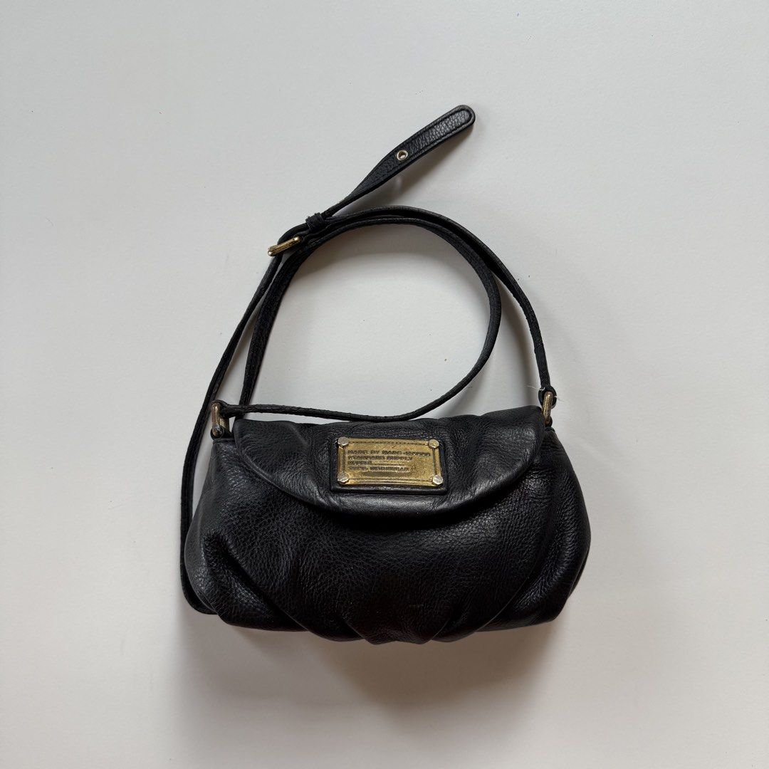 Marc jacobs black sling leather (Category: Cross-body Bags) located in Cavite. Submitted by kalebfindsluxs (Listing ID 1469898143, Image 1). Description: Marc jacobs black sling leather Good Sign of usage Check details - 1300 + sf Loc cavite Jnt / lalamove .