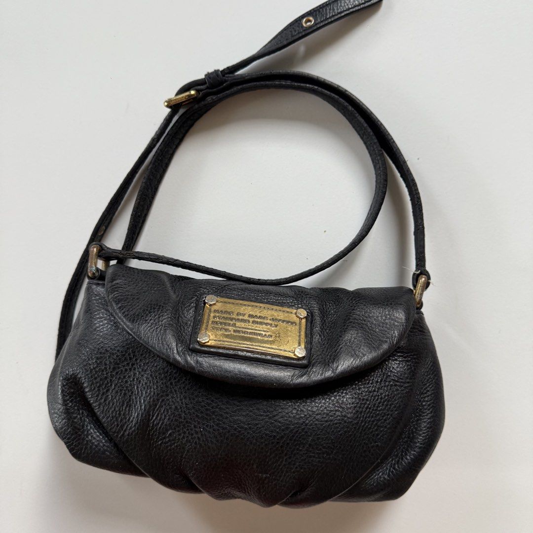 Marc jacobs black sling leather (Category: Cross-body Bags) located in Cavite. Submitted by kalebfindsluxs (Listing ID 1469898143, Image 2). Description: Marc jacobs black sling leather Good Sign of usage Check details - 1300 + sf Loc cavite Jnt / lalamove .