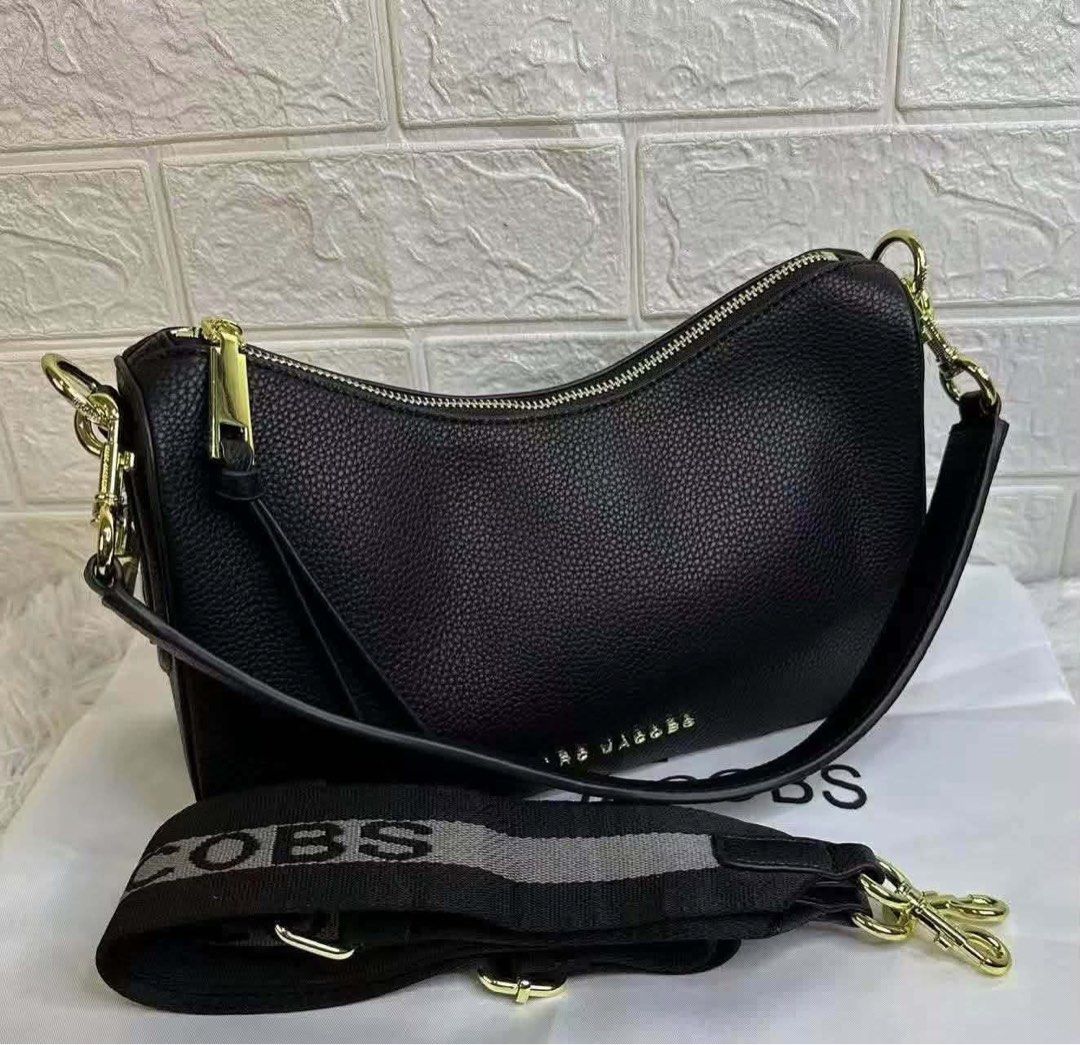 Marc Jacobs Drifter Convertible Shoulder Bag (Category: Shoulder Bags) located in Quezon City. Submitted by stuffs.hellyy (Listing ID 1469931505, Image 1). Description: 28x16cm made in vietnam .