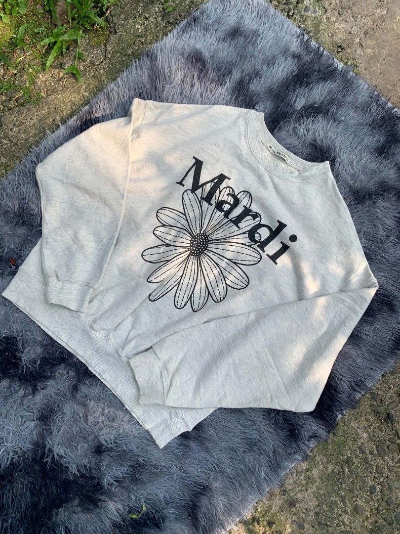 Mardi Mercredi Grey Flower Sweatshirt (Category: Longsleeves) located in Manila. Submitted by jp133257929538 (Listing ID 1469887510, Image 1). Description: - Brand: Mardi Mercredi - Color: Grey - Style: Crewneck sweatshirt with relaxed fit - Design: Large black typography with central floral graphic - Details: Ribbed cuffs and hem - Condition: Excellent, clean with no stains or loose threads - Fabric: Soft, durable, and comfortable.
